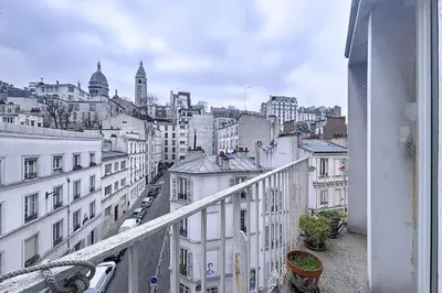 Vue générale sur Paris ou vue de la ville depuis l'appartement