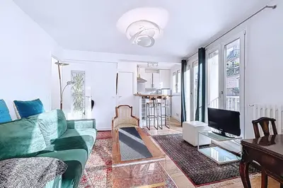 Coin salon dans l'établissement Appartement cosy avec vue sur le Sacré-Cœur