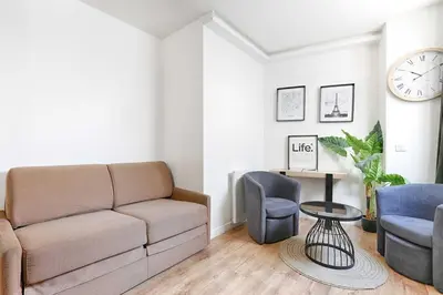 Coin salon dans l'établissement 2BR Montmartre Chapelle Apartment