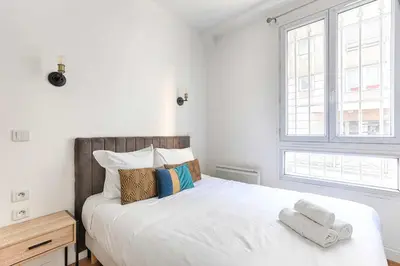 Un ou plusieurs lits dans un hébergement de l'établissement 2BR Montmartre Chapelle Apartment