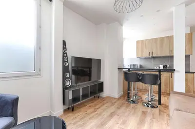 Cuisine ou kitchenette dans l'établissement 2BR Montmartre Chapelle Apartment