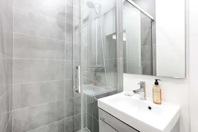 Salle de bains dans l'établissement 2BR Montmartre Chapelle Apartment