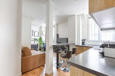 Cuisine ou kitchenette dans l'établissement 2BR Montmartre Chapelle Apartment