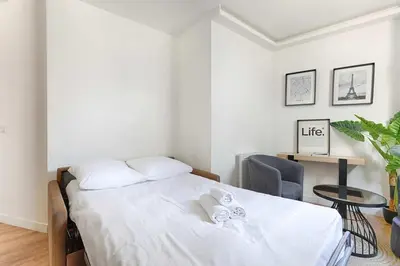 Un ou plusieurs lits dans un hébergement de l'établissement 2BR Montmartre Chapelle Apartment