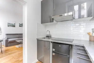 Cuisine ou kitchenette dans l'établissement Sentier Historical Center Charming Apartment