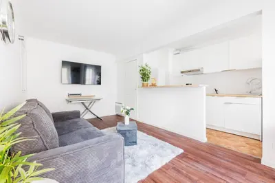 Télévision ou salle de divertissement dans l'établissement Bright and comfortable 1-bedroom apartment