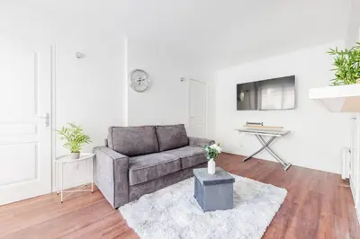 Coin salon dans l'établissement Bright and comfortable 1-bedroom apartment