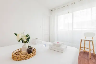 Un ou plusieurs lits dans un hébergement de l'établissement Bright and comfortable 1-bedroom apartment