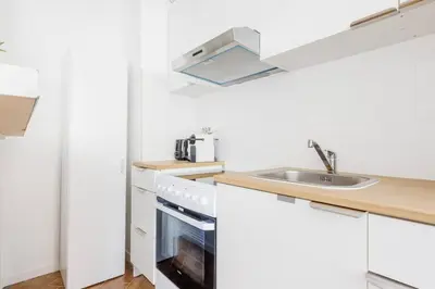 Cuisine ou kitchenette dans l'établissement Bright and comfortable 1-bedroom apartment