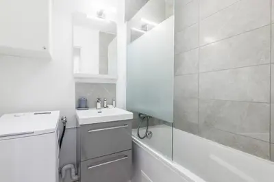 Salle de bains dans l'établissement Bright and comfortable 1-bedroom apartment