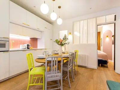 Cuisine ou kitchenette dans l'établissement Beautiful apartment - 4BR 10P - Rue des Martyrs