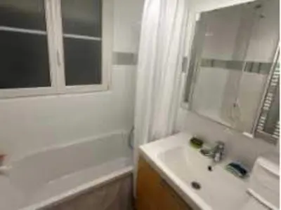 Salle de bains dans l'établissement Modern 1BDR apt near Moulin Rouge Montmartre