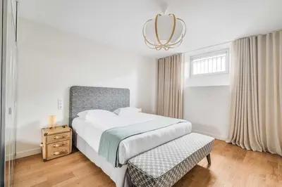 Un ou plusieurs lits dans un hébergement de l'établissement Spacious Apartment a c 1BR 2P - Notre-Dame