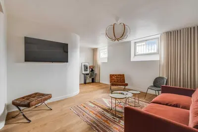 Télévision ou salle de divertissement dans l'établissement Spacious Apartment a c 1BR 2P - Notre-Dame