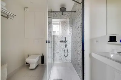 Salle de bains dans l'établissement Spacious Apartment a c 1BR 2P - Notre-Dame