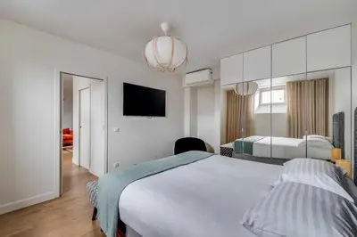 Un ou plusieurs lits dans un hébergement de l'établissement Spacious Apartment a c 1BR 2P - Notre-Dame