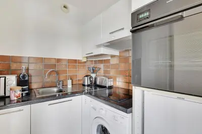 Cuisine ou kitchenette dans l'établissement Seine and Eiffel, AC