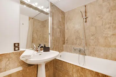 Salle de bains dans l'établissement Superbe vue sur la Seine Proche de la Tour Eiffel