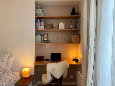 Bibliothèque dans l'appartement