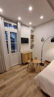 Télévision ou salle de divertissement dans l'établissement Studio Centre-ville, proche métro et Paris