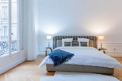 Un ou plusieurs lits dans un hébergement de l'établissement Luxurious 4BD Apartment - Arc de Triomphe 2