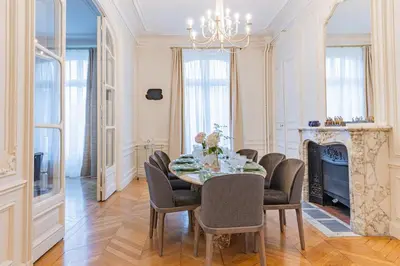 Coin salon dans l'établissement Luxurious 4BD Apartment - Arc de Triomphe 2