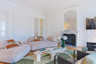 Coin salon dans l'établissement Luxurious 4BD Apartment - Arc de Triomphe 2