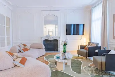 Télévision ou salle de divertissement dans l'établissement Luxurious 4BD Apartment - Arc de Triomphe 2