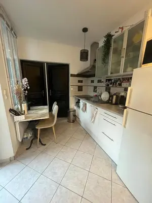 Cuisine ou kitchenette dans l'établissement Apartment and private courtyard