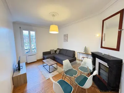 Coin salon dans l'établissement Le Cocon Lumineux Parisien - Check-in H24
