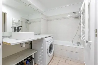 Salle de bains dans l'établissement L'échappée Parisienne