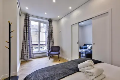 Un ou plusieurs lits dans un hébergement de l'établissement UrbanFlat 92 - Beautiful Apartment in the center of Paris