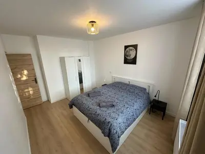 Un ou plusieurs lits dans un hébergement de l'établissement Appartement rénové avec jardin et parking Métro ligne 14 à proximité, environnement calme