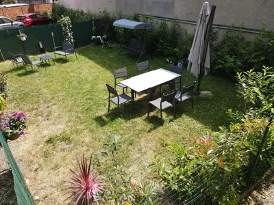 Jardin de l'établissement Appartement rénové avec jardin et parking Métro ligne 14 à proximité, environnement calme