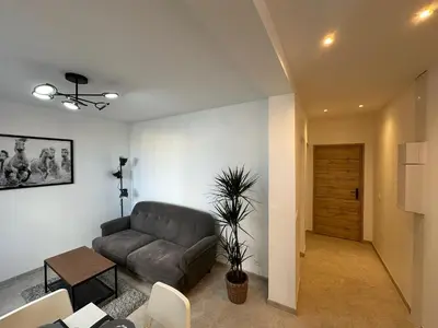 Coin salon dans l'établissement Appartement rénové avec jardin et parking Métro ligne 14 à proximité, environnement calme