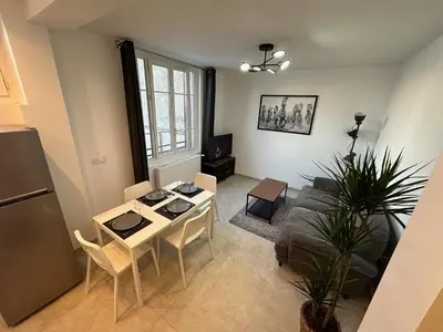 Télévision ou salle de divertissement dans l'établissement Appartement rénové avec jardin et parking Métro ligne 14 à proximité, environnement calme