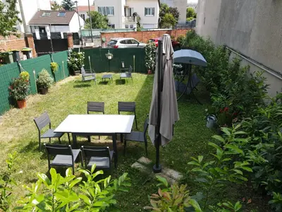 Jardin de l'établissement Appartement rénové avec jardin et parking Métro ligne 14 à proximité, environnement calme