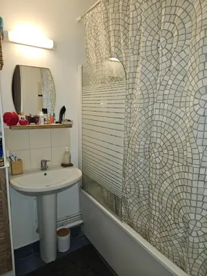 Salle de bains dans l'établissement A cozy room