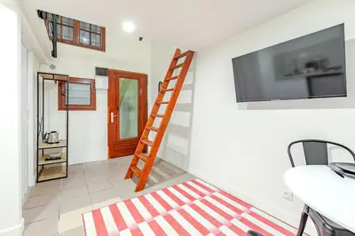 Télévision ou salle de divertissement dans l'établissement Cosy appartement aux portes de Paris