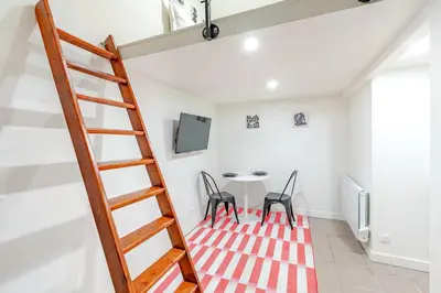 Télévision ou salle de divertissement dans l'établissement Cosy appartement aux portes de Paris
