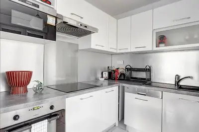Cuisine ou kitchenette dans l'établissement Appartement spacieux et confortable - Malakoff