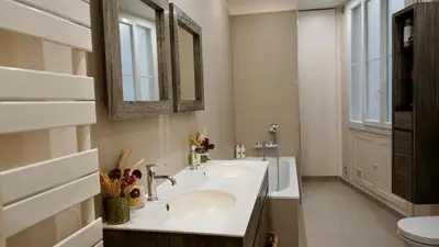 Salle de bains dans l'établissement Steps to Luxembourg Gardens Bright Family Flat