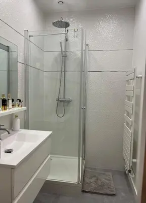 Salle de bains dans l'établissement Steps to Luxembourg Gardens Bright Family Flat