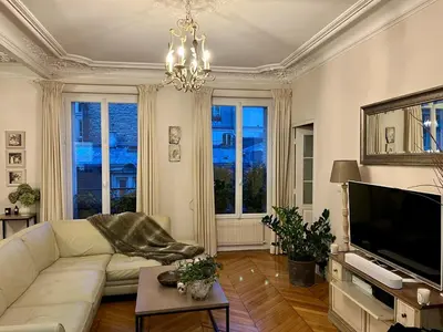 Télévision ou salle de divertissement dans l'établissement Steps to Luxembourg Gardens Bright Family Flat