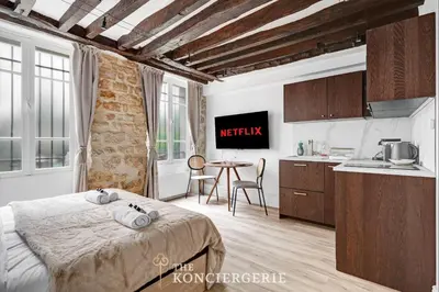 Cuisine ou kitchenette dans l'établissement Ecrin de prestige au coeur du Haut-Marais