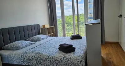 Un ou plusieurs lits dans un hébergement de l'établissement 3 bedroom apartment with Eiffel Tower view