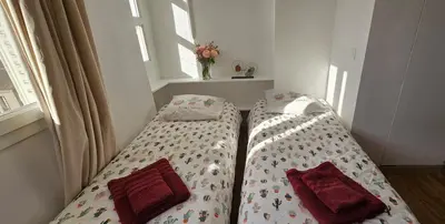Un ou plusieurs lits dans un hébergement de l'établissement 3 bedroom apartment with Eiffel Tower view