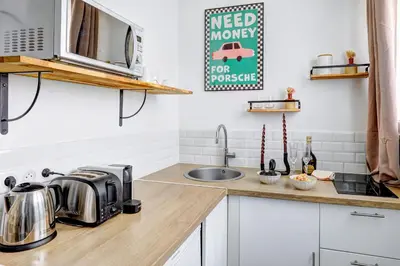 Cuisine ou kitchenette dans l'établissement Séjour chaleureux proche Buttes-Chaumont
