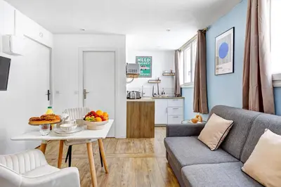Cuisine ou kitchenette dans l'établissement Séjour chaleureux proche Buttes-Chaumont