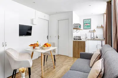 Cuisine ou kitchenette dans l'établissement Séjour chaleureux proche Buttes-Chaumont